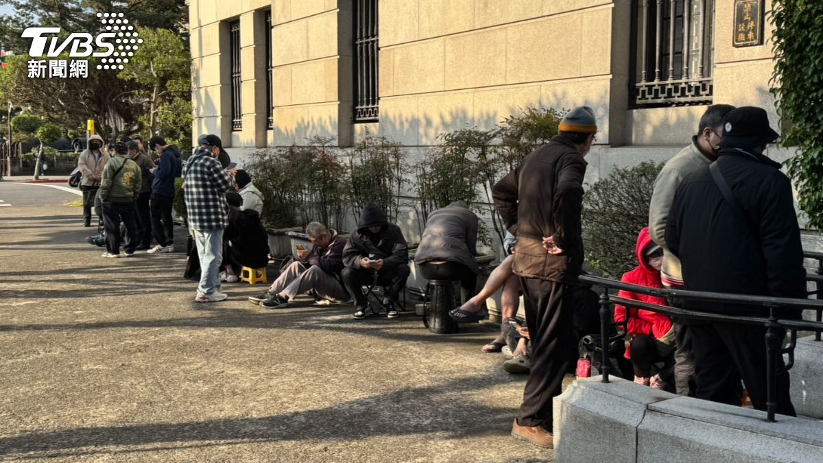 馬年套幣今臨櫃開賣,台銀總行今天一大早就出現爆滿人潮。(圖/謝佩穎攝)