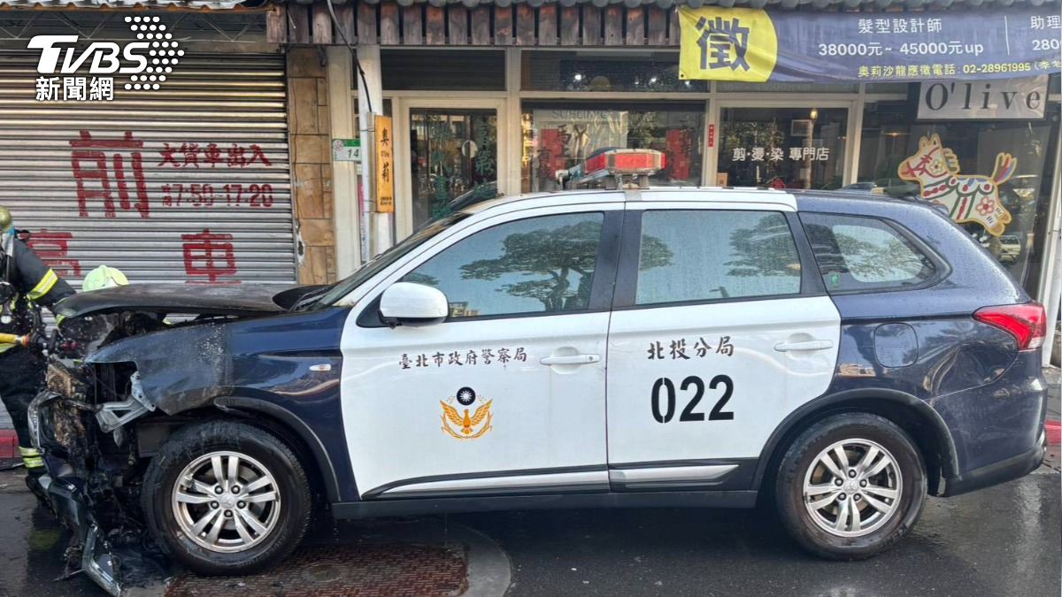 警車因不明原因起火，車頭嚴重毀損。（圖／TVBS）