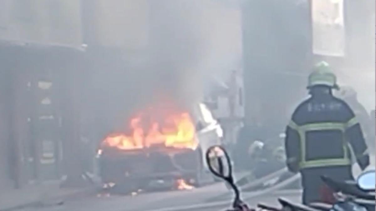快訊/北投警車燒成火球! 「車頭沒了」驚險畫面曝