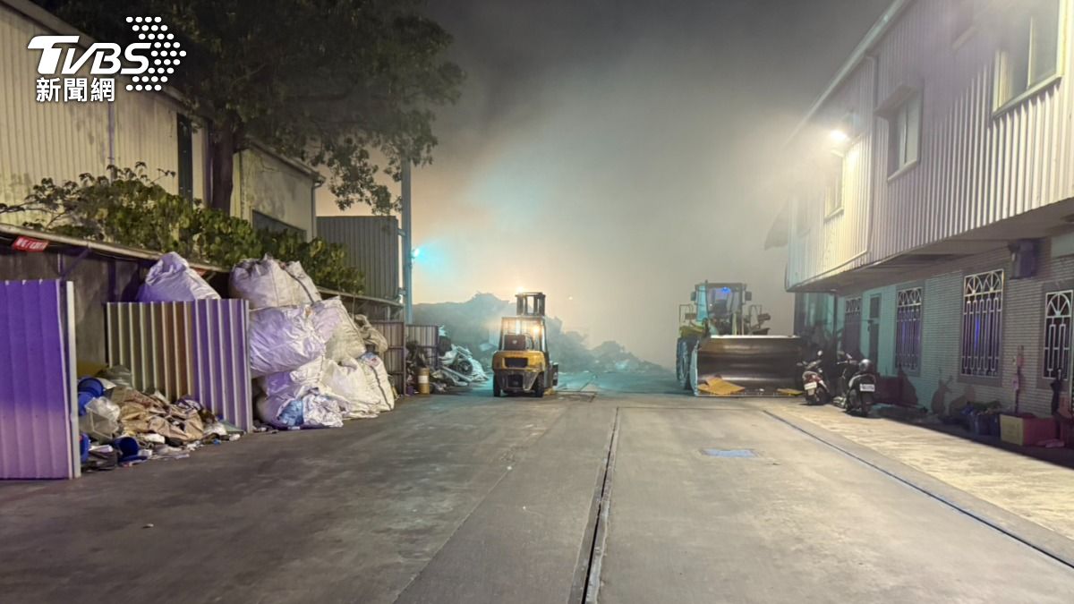 台南資源回收場深夜火災!廢棄紙箱堆詭異燃燒 警消急搶救
