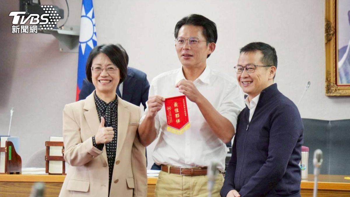 翁曉玲揪頒「最佳夥伴」旗給黃國昌　莊瑞雄秒拒絕：我會被罵死