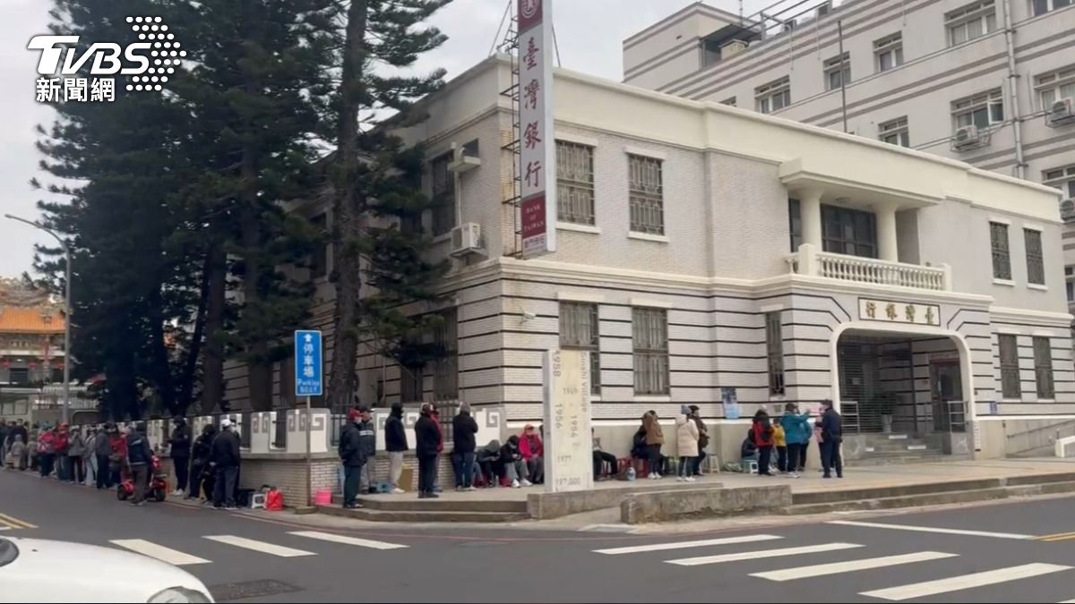 馬年套幣瘋搶!金門老翁排隊「突全身無力、嘔吐」送醫