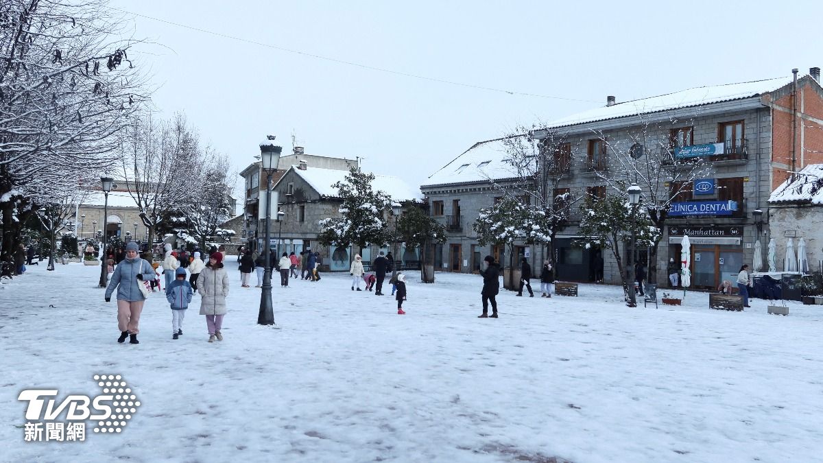 風暴克莉絲汀襲西班牙！馬德里罕見降雪　全國交通受阻