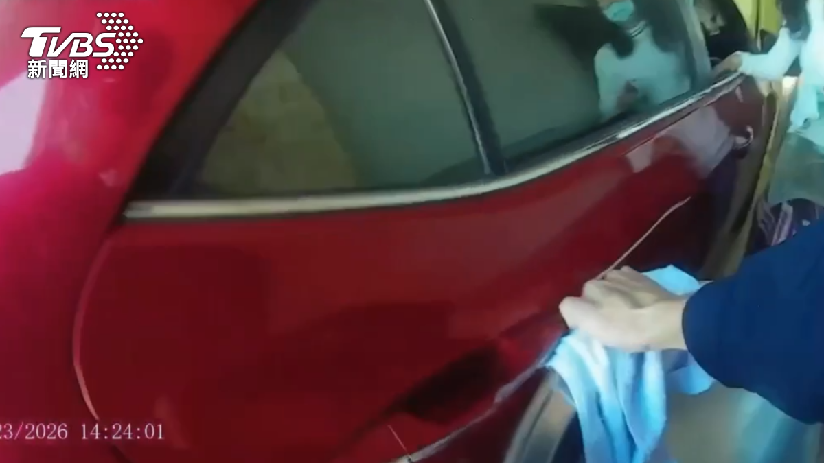 男子要進入庫前，停車角度沒抓好，導致車子和洗手台卡死，急忙喊員警來幫忙把洗手台抬高（圖／TVBS）