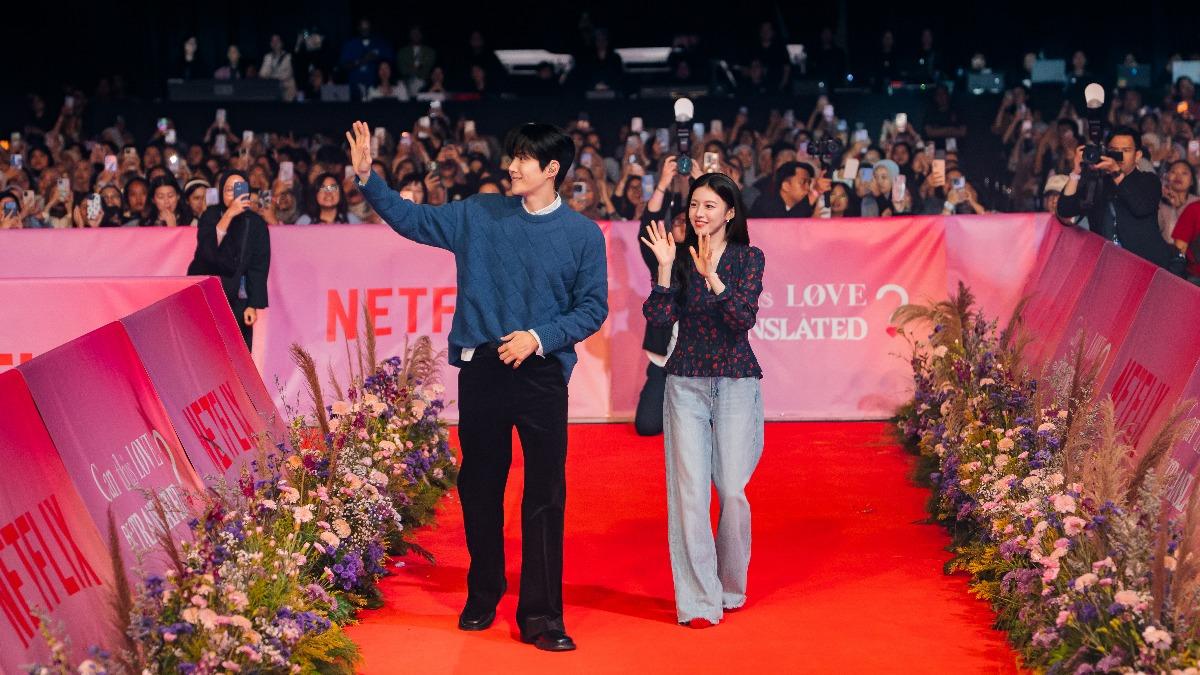 浪漫的鮮花布置紅毯,金宣虎和高允貞在粉絲簇擁下走上台。(圖/Netflix提供)