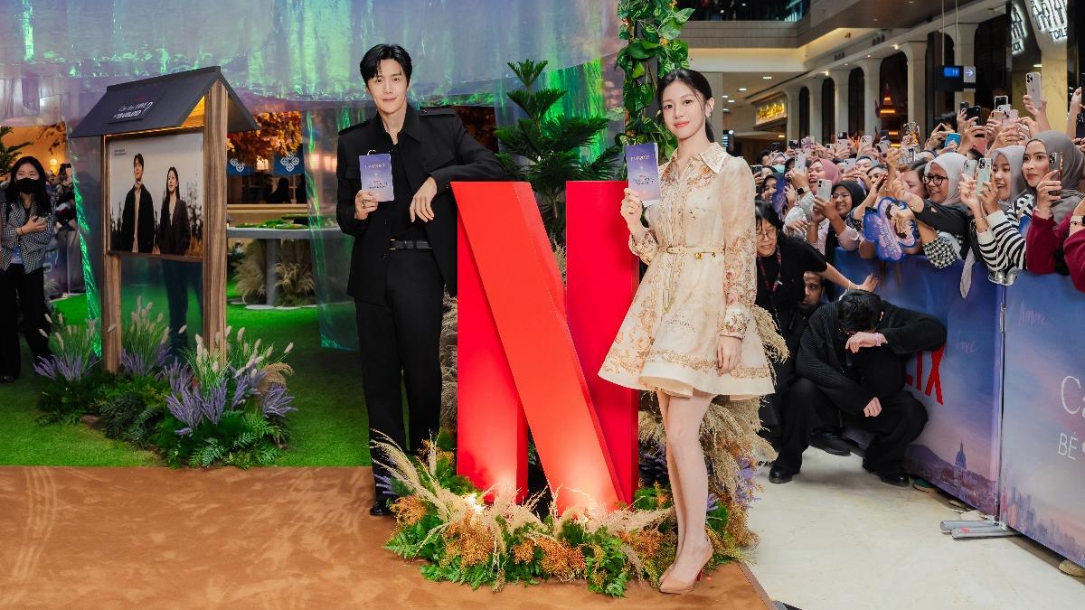 金宣虎和高允貞親自探訪雅加達的快閃店,現場粉絲驚呼聲連連。(圖/Netflix提供)