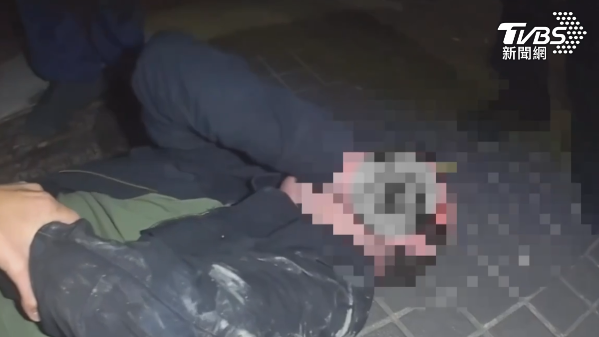 高雄六合夜市有一起糾紛案件,一名美國籍男子,喝酒喝個爛醉,把攤商的椅子弄壞,被要求賠償時,他直接逃跑(圖/TVBS)