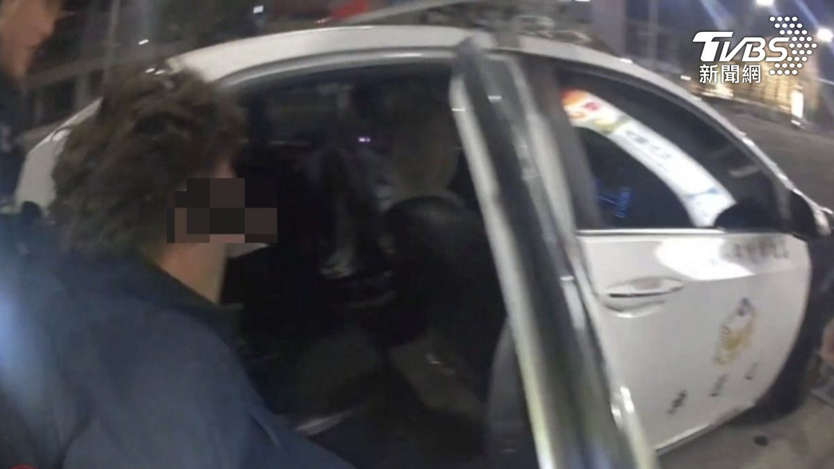 警方到場後,眼見博姓男子情緒還是相當激動,立即對他進行保護管束,帶回派出所(圖/TVBS)