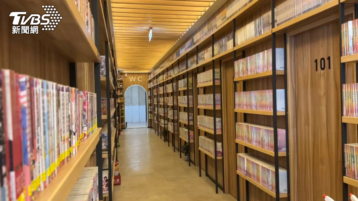 獨立包廂式漫畫店，整體看起來相當有質感，提供免費wifi，還有免費插座，裡面被形容不僅是網咖，還是背包客棧（圖／TVBS）