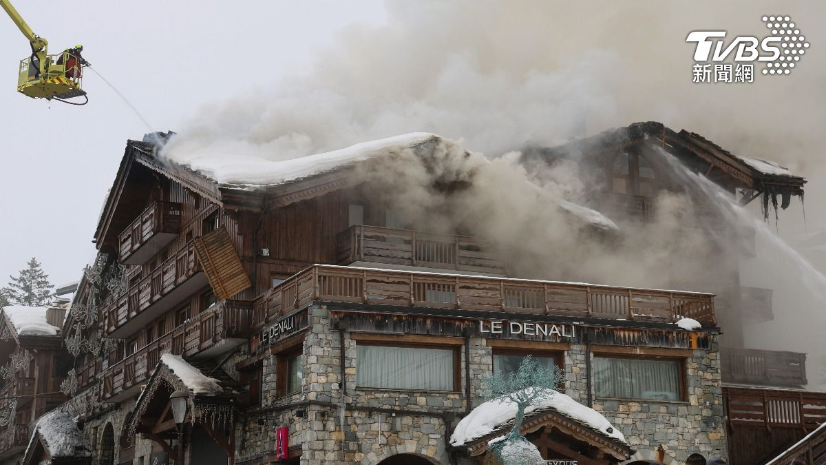 法國滑雪勝地古謝維爾一間五星級飯店發生大火，幸好旅客迅速撤離，無人受傷。（圖／達志影像Newscom）