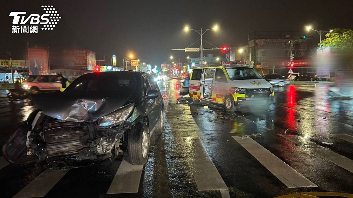 有片／救護車執勤遭撞！宜蘭休旅車頭削爛　驚險撞擊瞬間曝