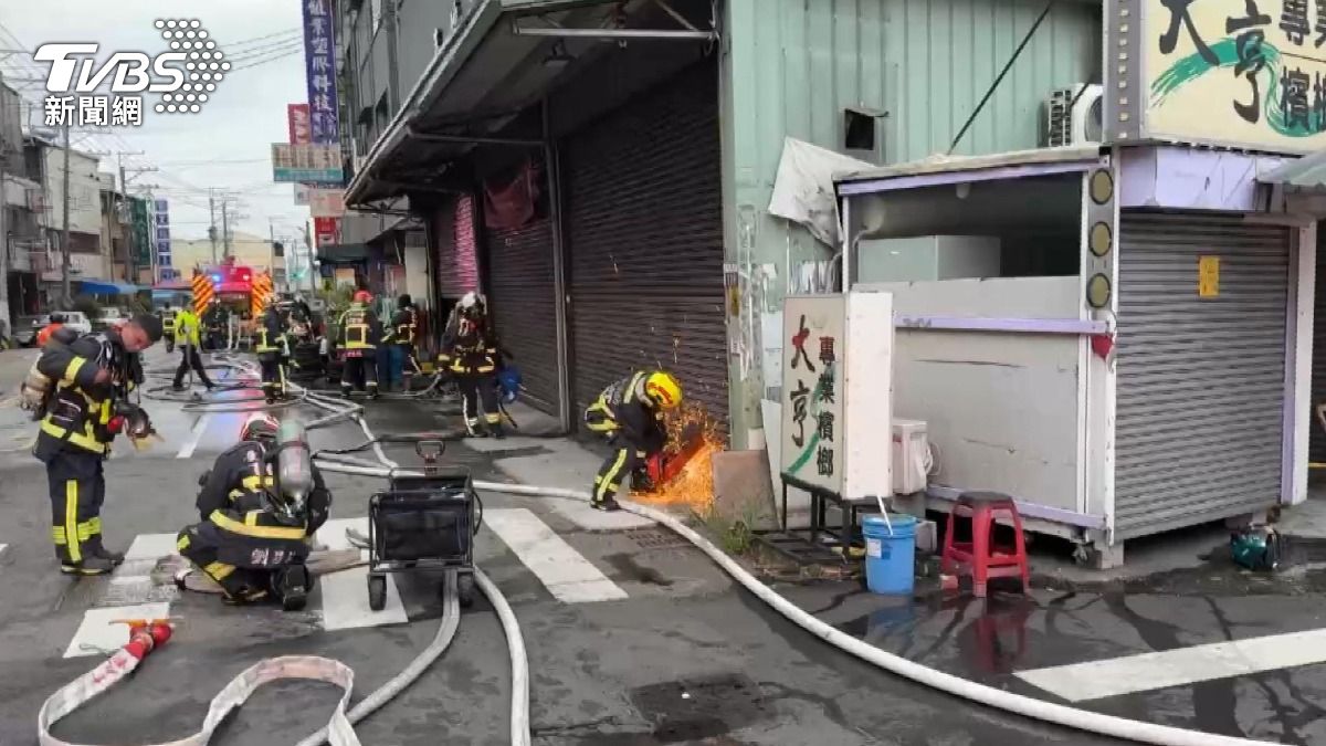 火舌從起火點迅速蔓延,延燒至鄰近建築。(圖/TVBS)