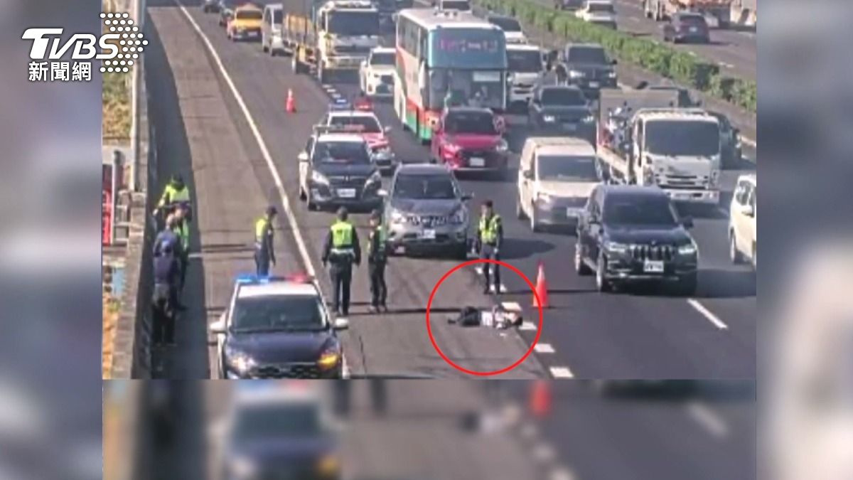 台中砍人嫌徒步上國道！遭車撞「雙腿骨折」昏迷送醫。(圖／TVBS)
