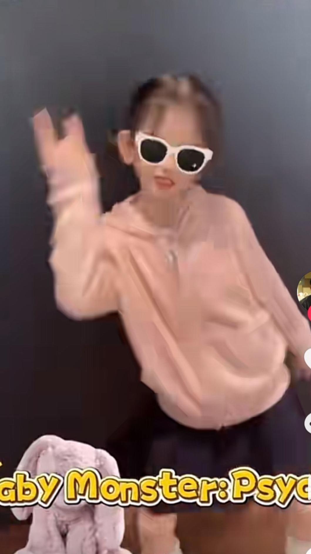 影片中可見，大女兒郭詠希身穿粉色上衣搭配黑色短裙跳起舞來。（圖／翻攝自抖音）