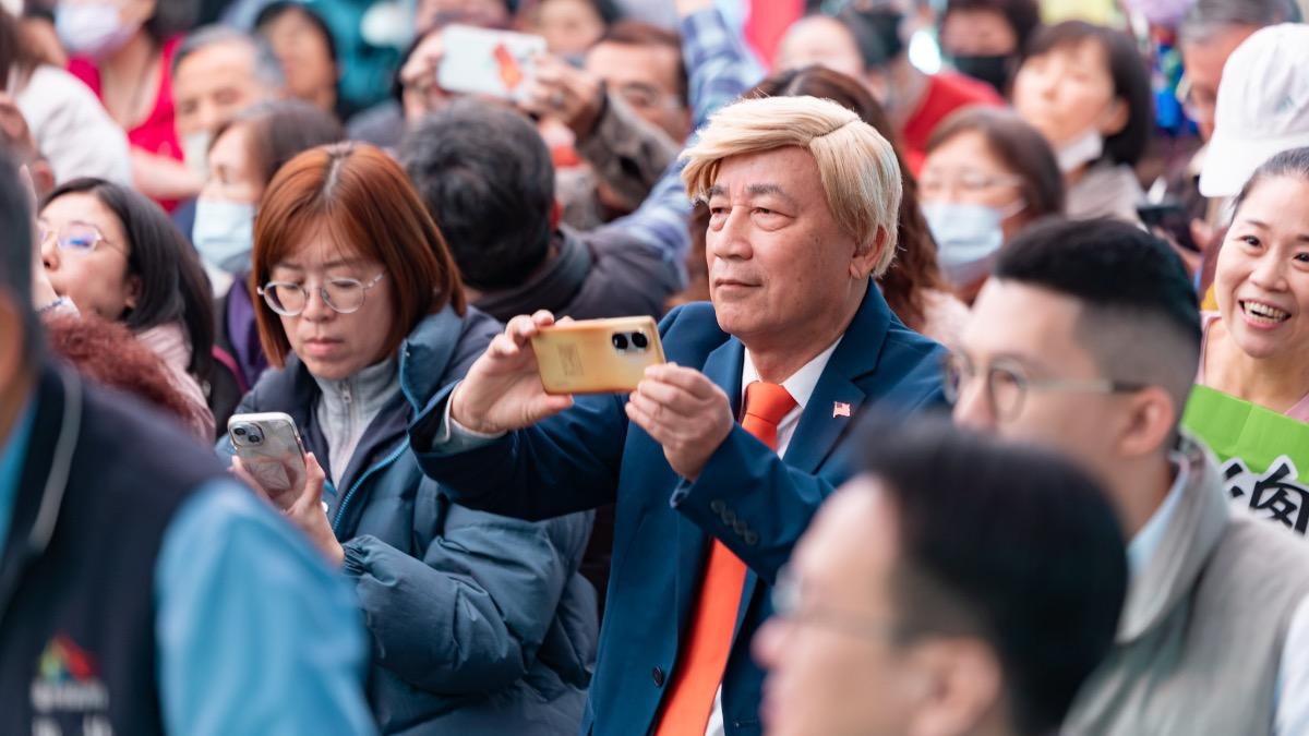 賴清德在致詞時,台下坐著一位裝扮成美國總統川普的民眾。(圖/總統府提供)