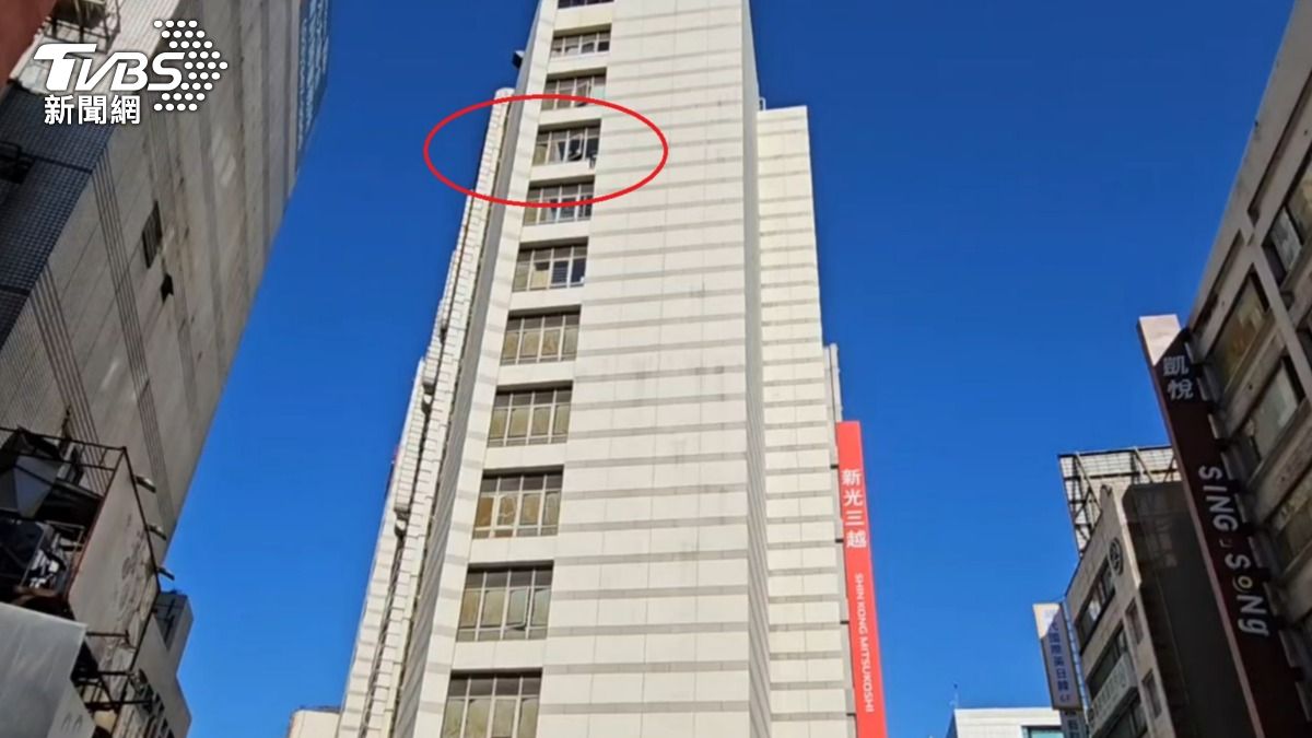 女子坐在桃園新光三越窗邊僵持。（圖／TVBS）