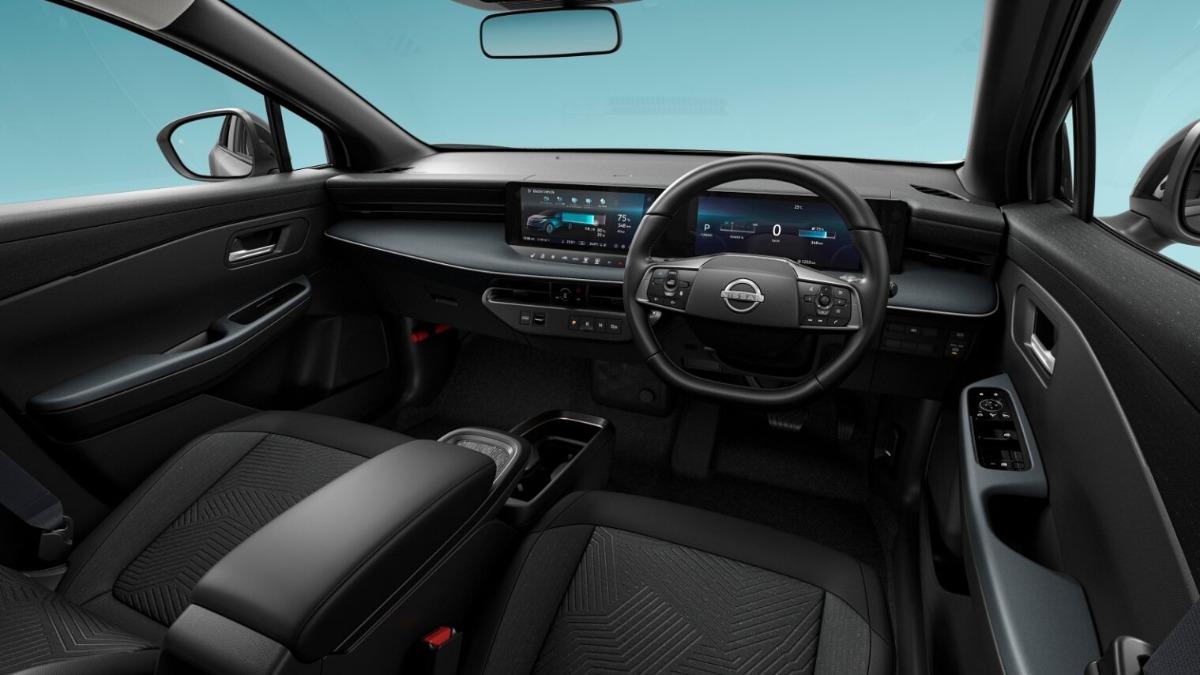 B5等級車型的內裝配色以黑色/深灰色為主。(圖/Nissan提供)