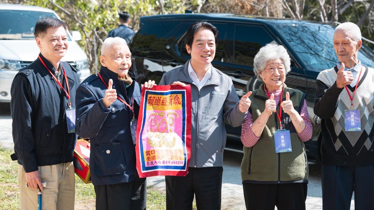 99歲阿公變魔術祝「總統萬歲」 賴清德急喊不敢當:台灣萬歲
