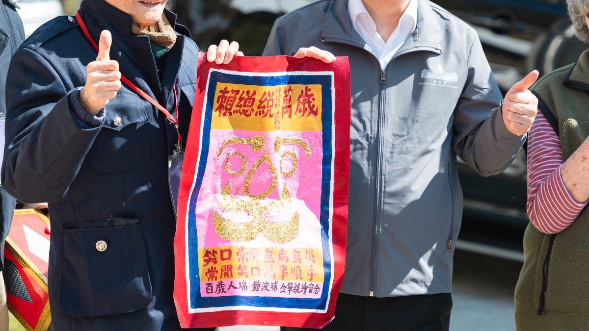 熱情的99歲鐘波球阿公送上自製畫。（圖／總統府提供）