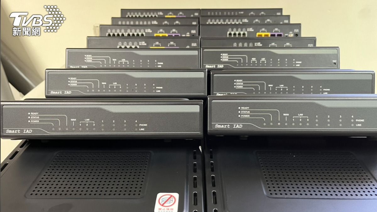 警方查扣網路電話交換機(IPPBX)、網路閘道器(Gateway)等證物。(圖/TVBS)