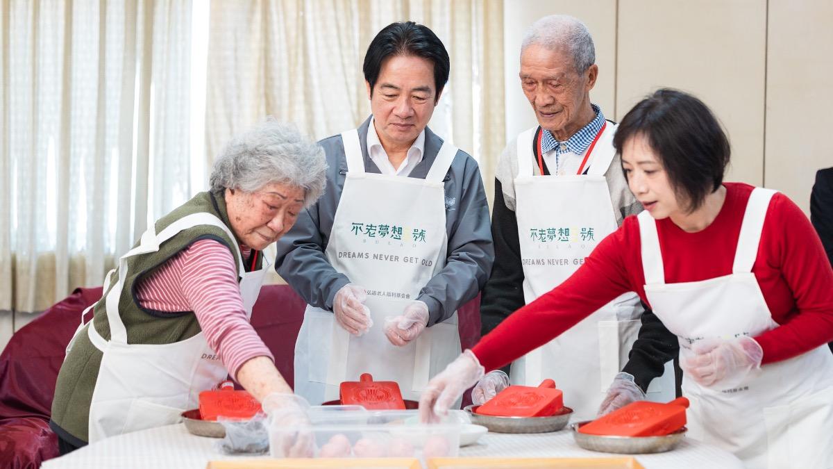 賴清德與長輩一同製作紅龜粿。（圖／總統府提供）