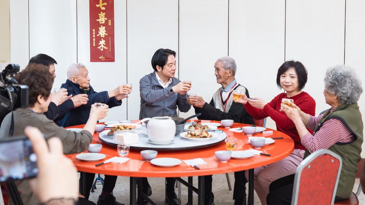 賴清德與長輩一同圍爐吃飯。（圖／總統府提供）