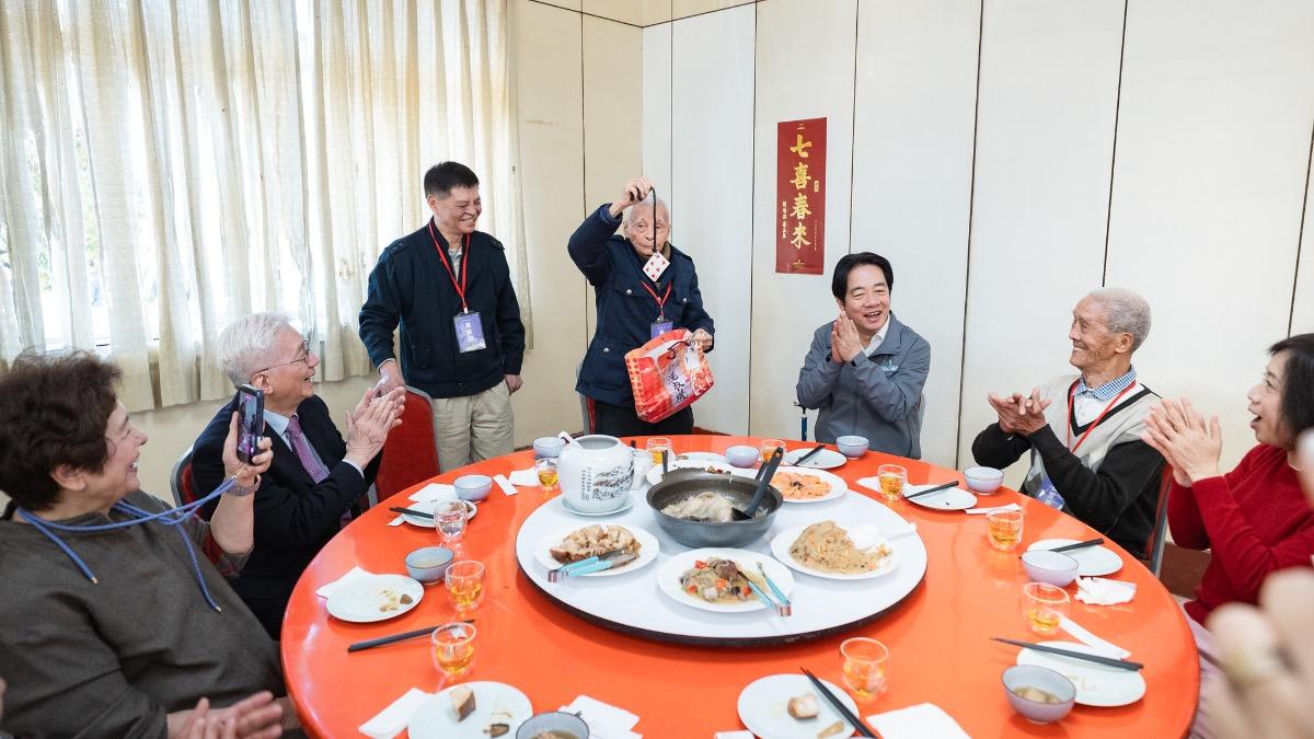 鐘波球阿公在吃飯時也在展現自己的拿手魔術。（圖／總統府提供）