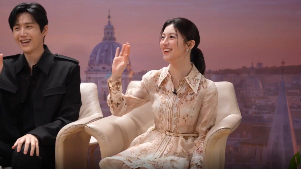 高允貞在講幕後花絮的故事露出可愛的笑容。（圖／TVBS）
