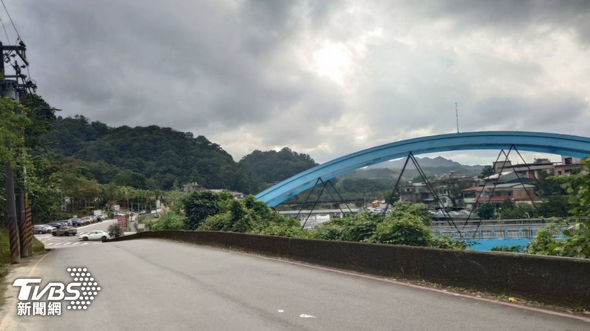 張男從水德里產業道路旁跳入北勢溪內。(圖/TVBS)
