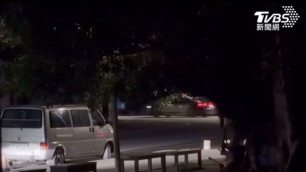 台東海濱公園昨晚一群青少年未戴安全帽騎車,警車響鈴緊追在後。(圖/民眾提供)