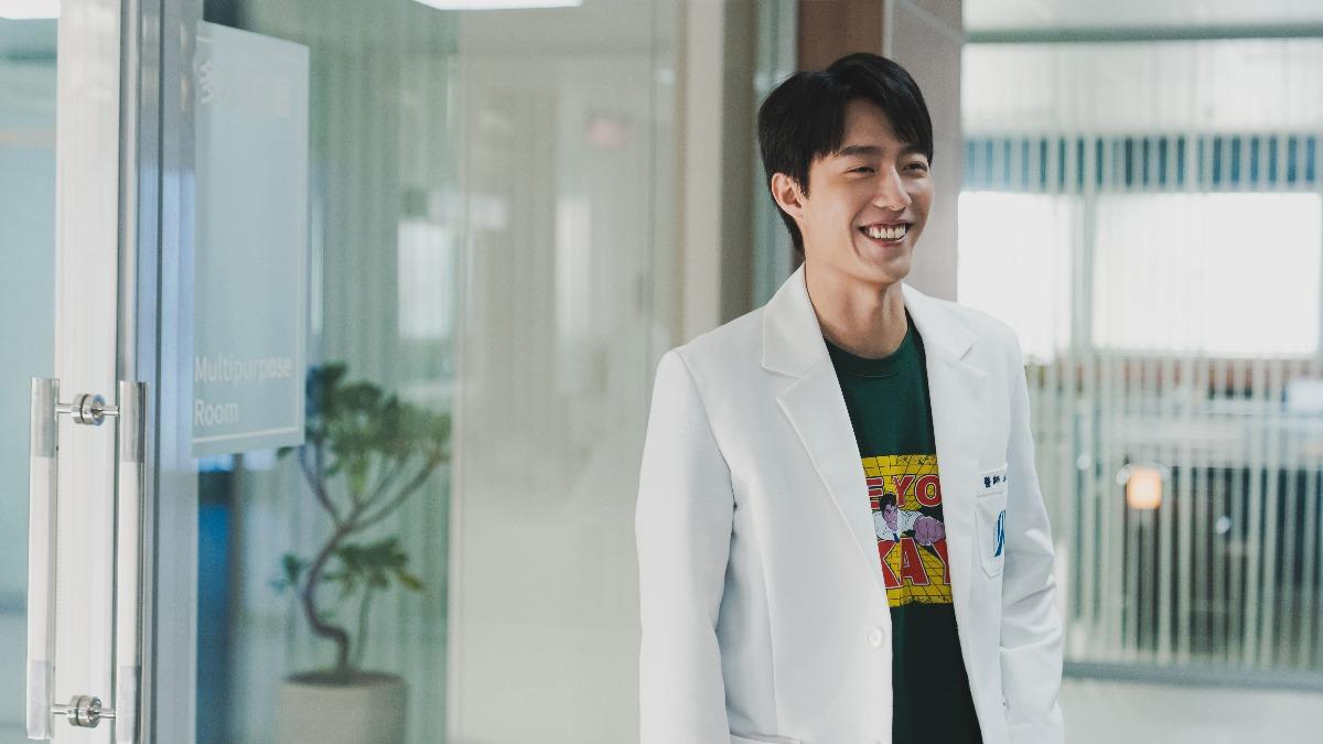 蔡凡熙飾演成績普通卻努力撐住的年輕醫師。(圖/Netflix提供)