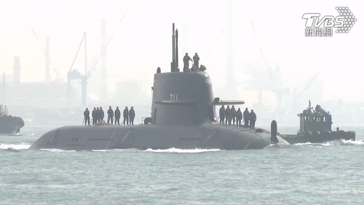 國造潛艦「海鯤號」29日中午現身高雄港，進行第七度海測。（圖／TVBS）