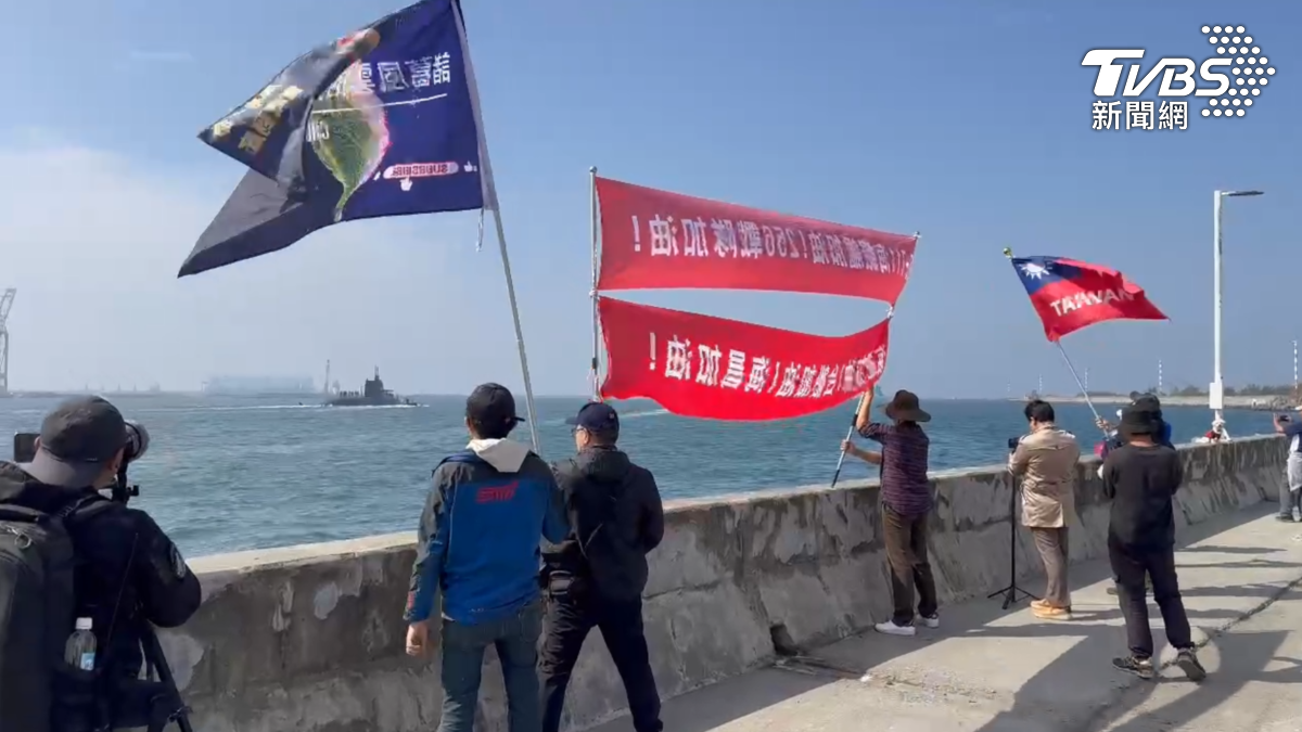 現場吸引大批軍事迷到場聲援，高喊「海鯤號加油、海軍加油」。（圖／TVBS）