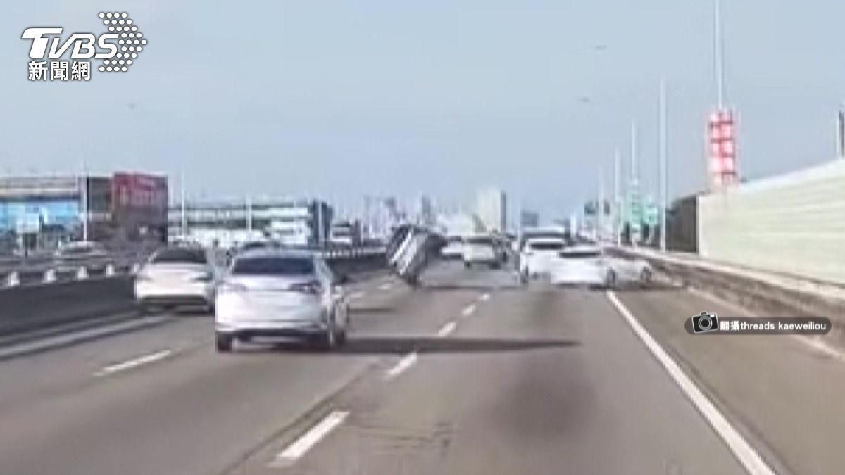 駕駛疑恍神釀禍!台74線連環撞「車流回堵」畫面曝