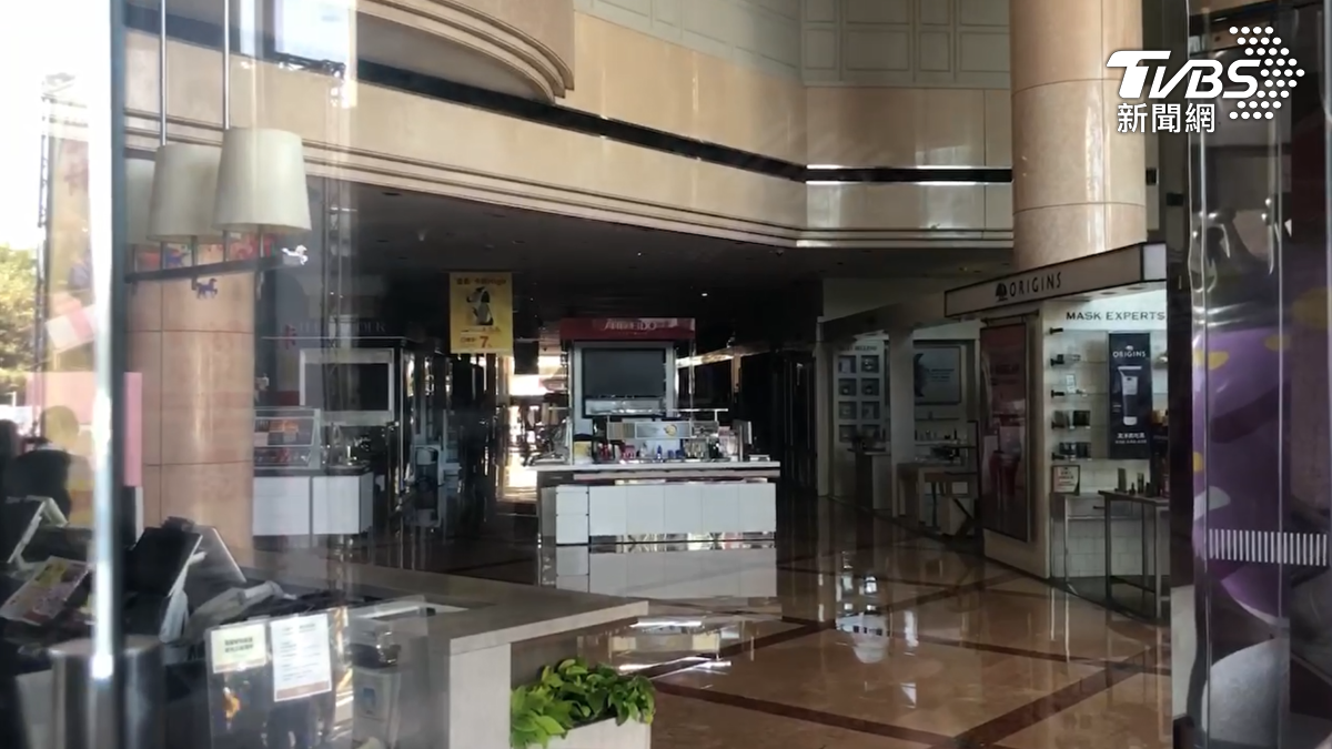 台南市12日接連發生兩起停電事故，波及新光三越中山店及西門店，兩間百貨公司整棟停電。（圖／TVBS）