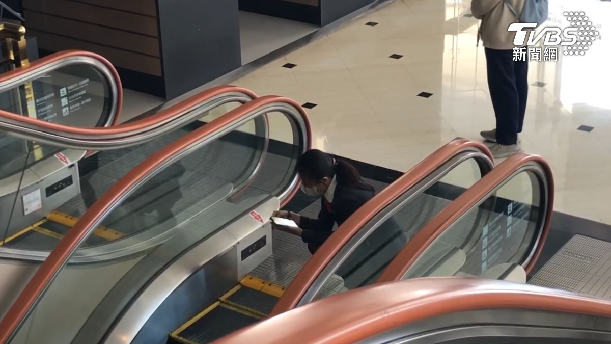 電力恢復後，手扶梯第一時間還沒有啟動，就已經有顧客搶先進入，後續才有工作人員手動開啟。（圖／TVBS）
