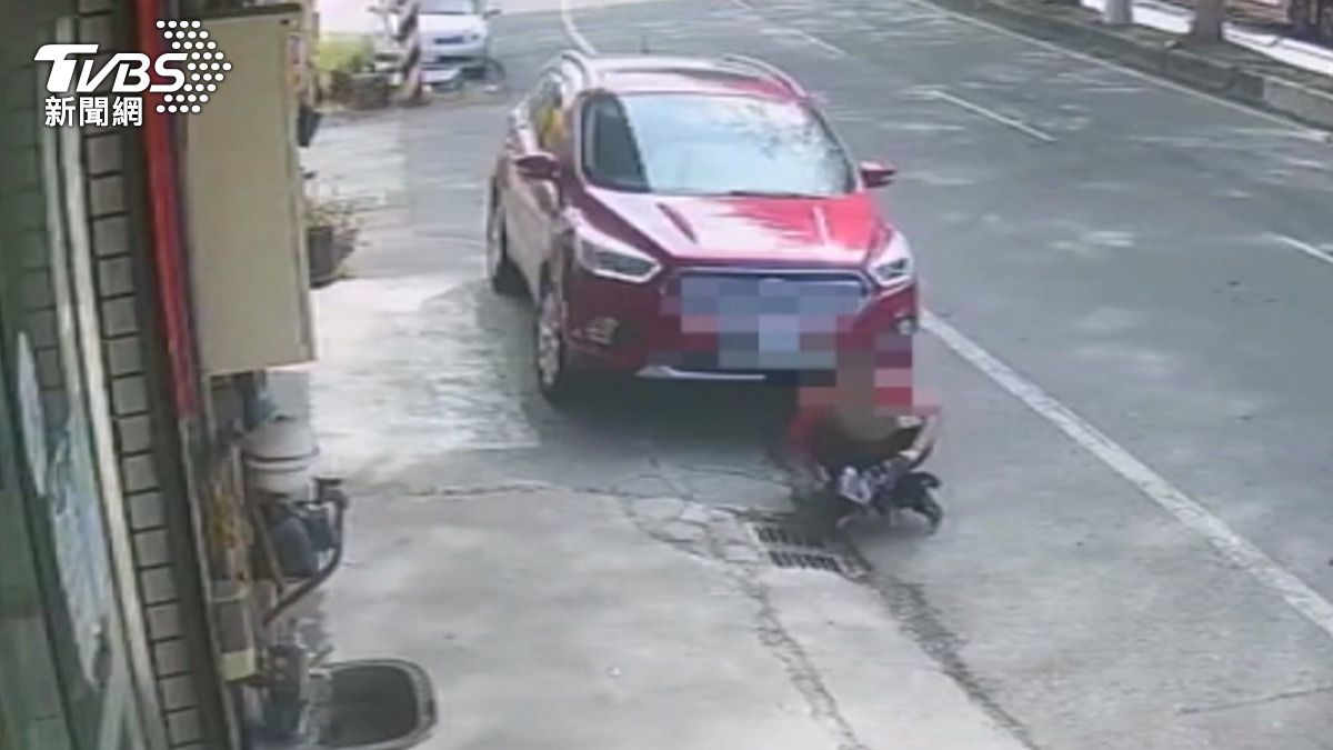 一輛紅色休旅車突然起步，將人與狗一同輾過。小狗不幸當場死亡，婦人則身受重傷，命懸一線。(圖／TVBS)
