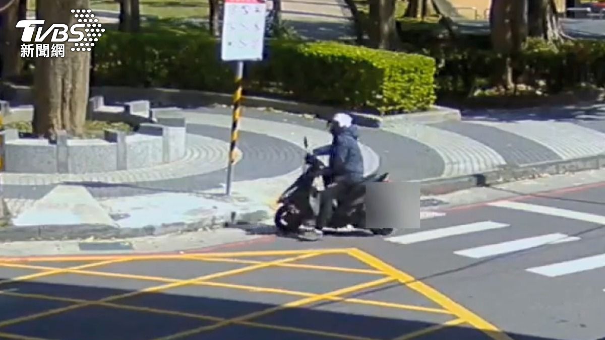 這名榔頭假警,行兇前在附近騎車徘徊數小時,疑似鎖定銀樓犯案。 (圖/TVBS)