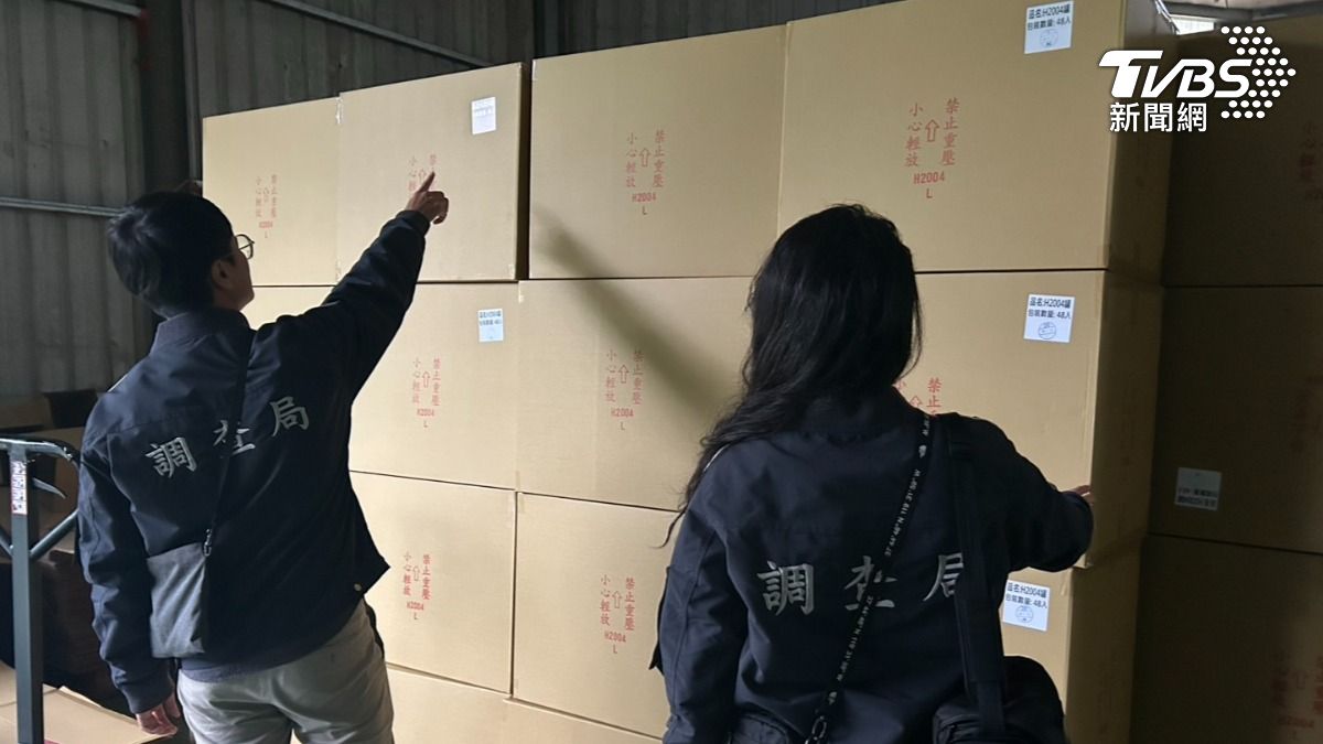 嘉義市調站接獲線報展開調查，當場查封130箱混充橄欖油。（圖／TVBS）