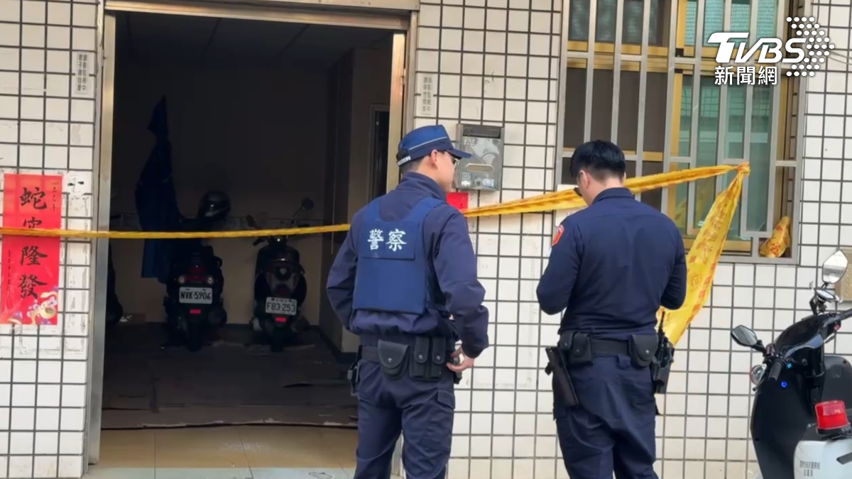 台南市新市區一棟大樓29日凌晨發生命案,洗澡聲太大積怨已久,台南廚師持刀刺死鄰居,1小時後自首。(圖/TVBS)