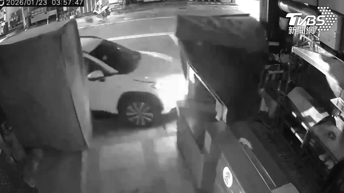 高雄一名多元計程車駕駛於凌晨時分撞毀兩處小吃攤位後肇逃。(圖/TVBS)