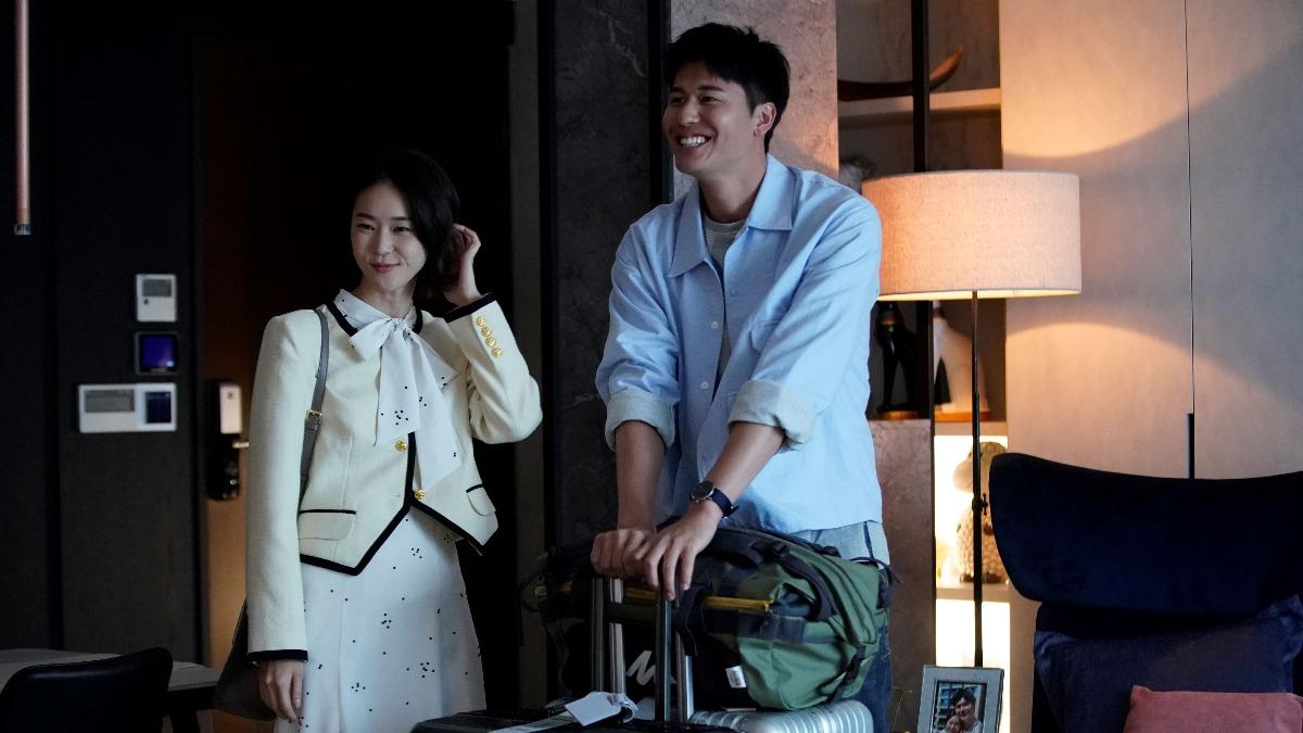 鍾瑶(左)與風田(右)在戲中演出跨國 CP。(圖/彼此影業提供)