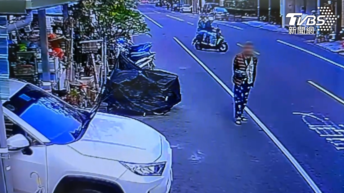 高雄一名71歲伯伯日前從鳳山騎車至鼓山探訪友人,返家途中卻突然失憶,忘記回家的路。(圖/TVBS)