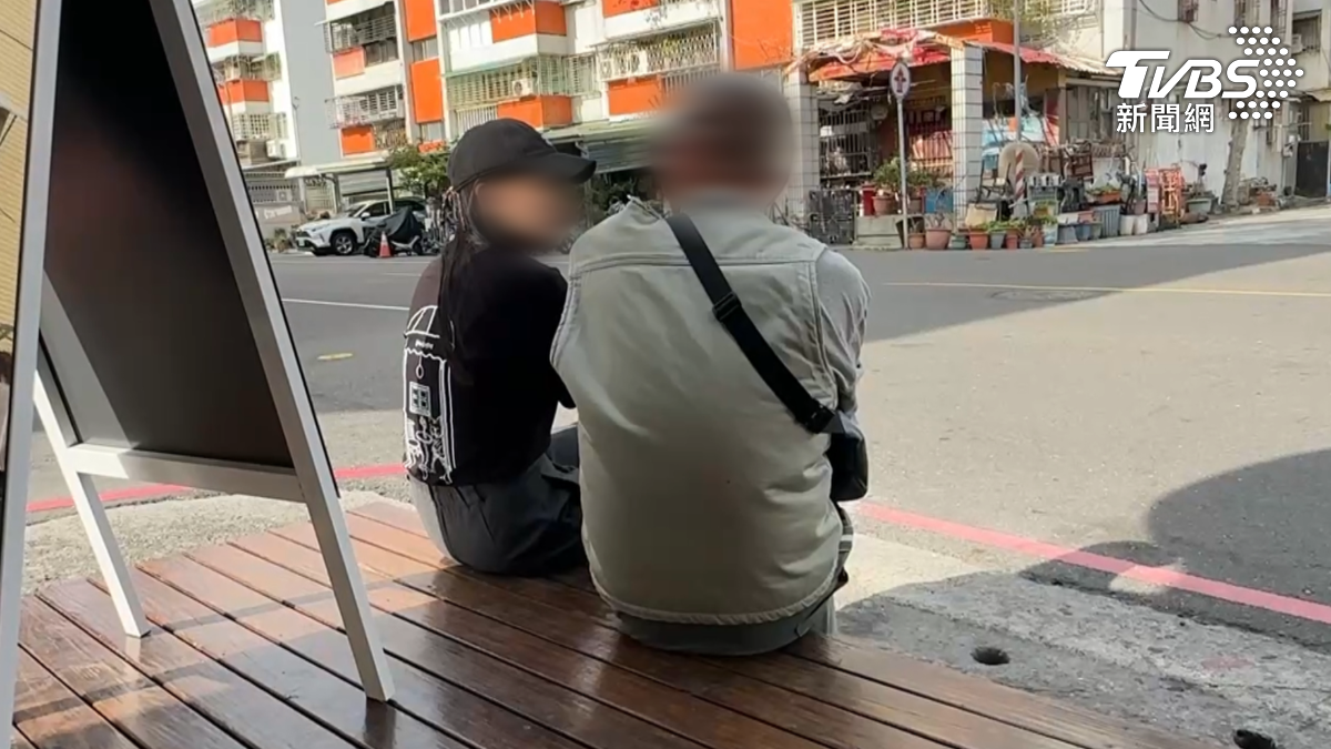 還好一家咖啡廳業者注意到他的處境,業者隨即上前關心並協助聯繫彪哥的朋友,順利將他帶回家。(圖/TVBS)