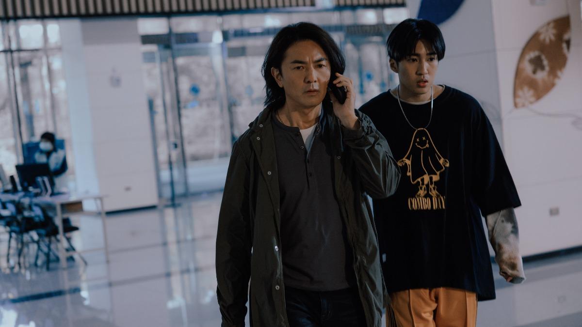 鄭伊健（左）劇中與婁峻碩合作辦案。 （圖／Netflix提供） 