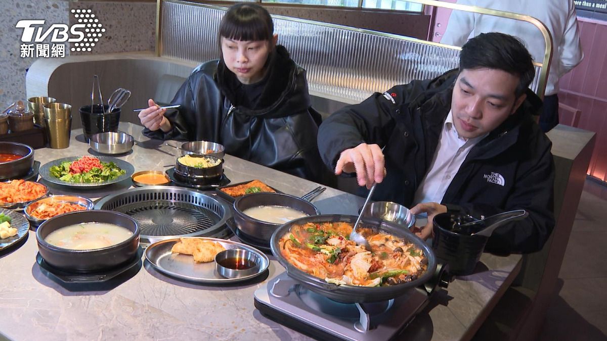 一秒飛韓國！牛腸鍋、馬鈴薯排骨鍋夯　韓式料理攻佔台中公益路戰區。(圖／TVBS)