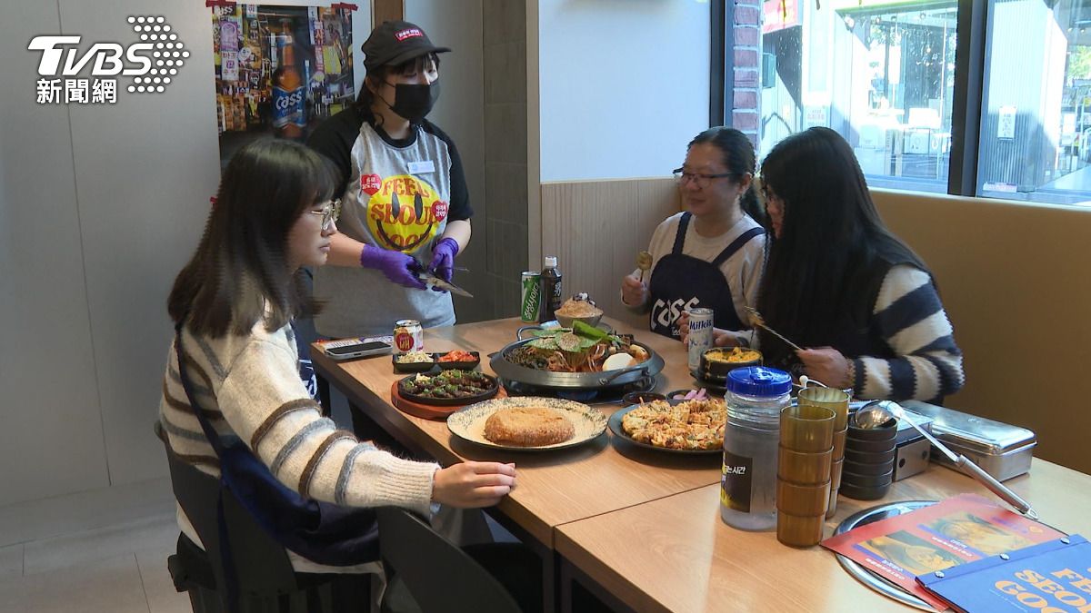 牛腸鍋、馬鈴薯排骨鍋夯　韓料攻佔公益路戰區。(圖／TVBS)