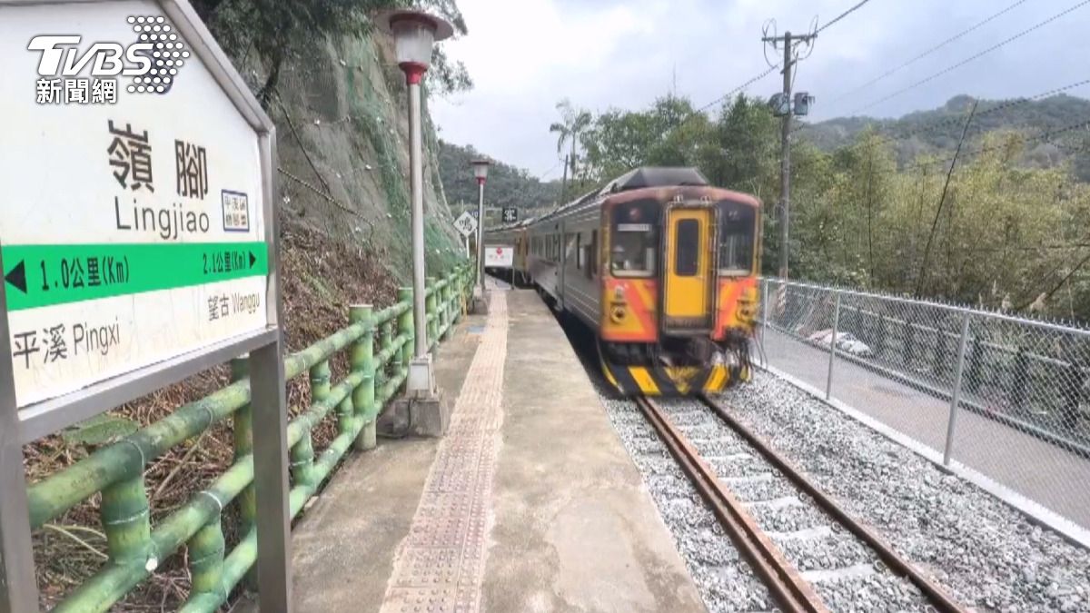 台鐵平溪線嶺腳到望古間，去年10月因為強降雨路基掏空，平溪線停駛3個多月。(圖／TVBS)