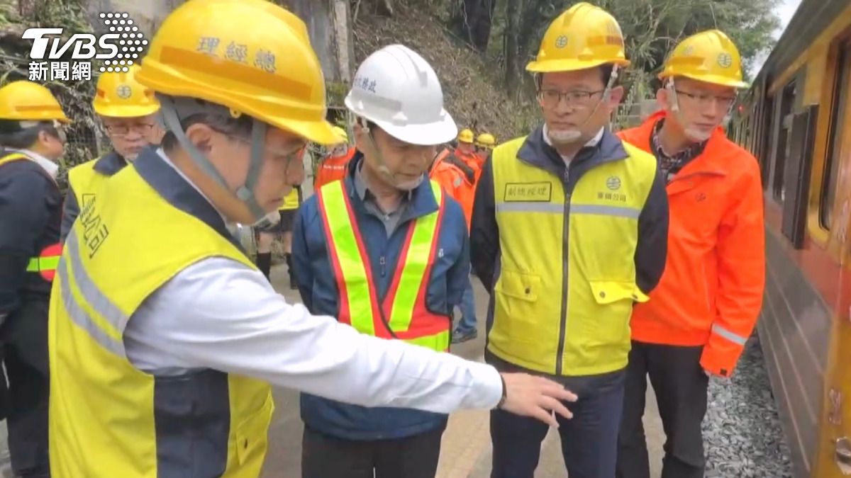 去年10月強降雨侵襲，造成台鐵平溪線大華段以及嶺腳至望古間路基流失。(圖／TVBS)