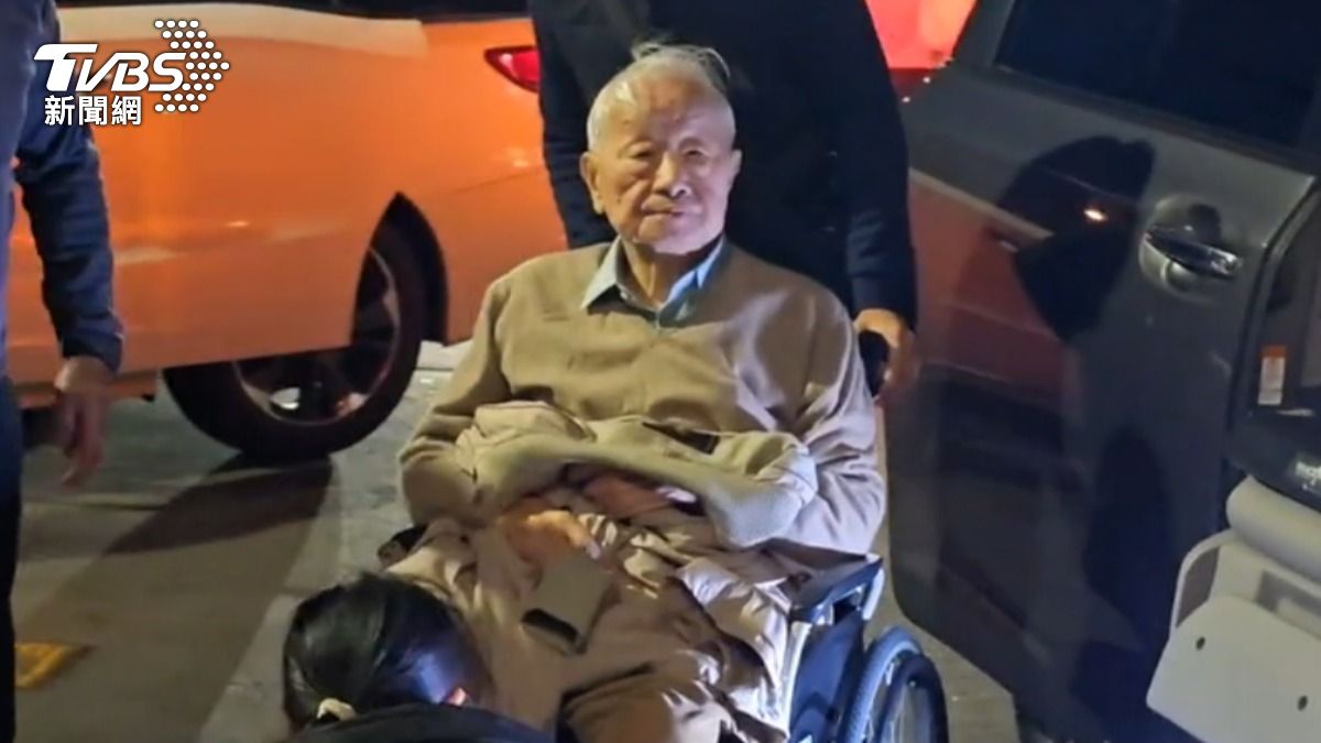 張忠謀坐著輪椅進到餐廳。（圖／TVBS）